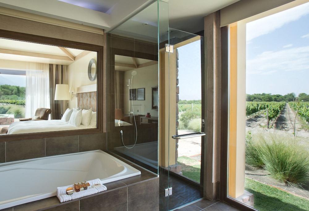 Hotel Grace Cafayate Exteriér fotografie A bathroom with a shower door