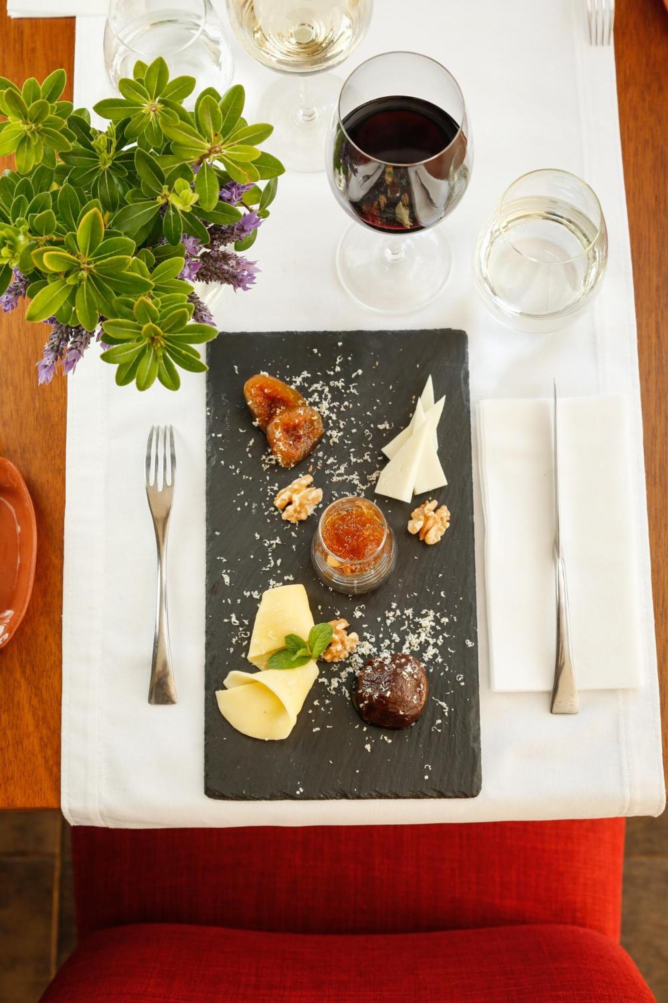 Hotel Grace Cafayate Exteriér fotografie A cheese platter