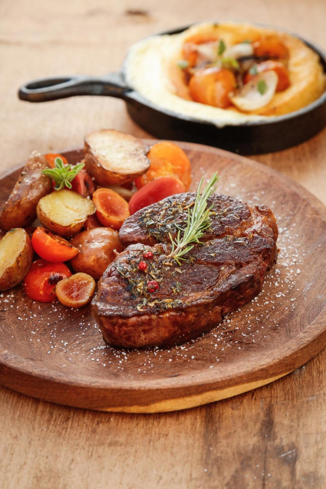 Hotel Grace Cafayate Exteriér fotografie A steak with vegetables