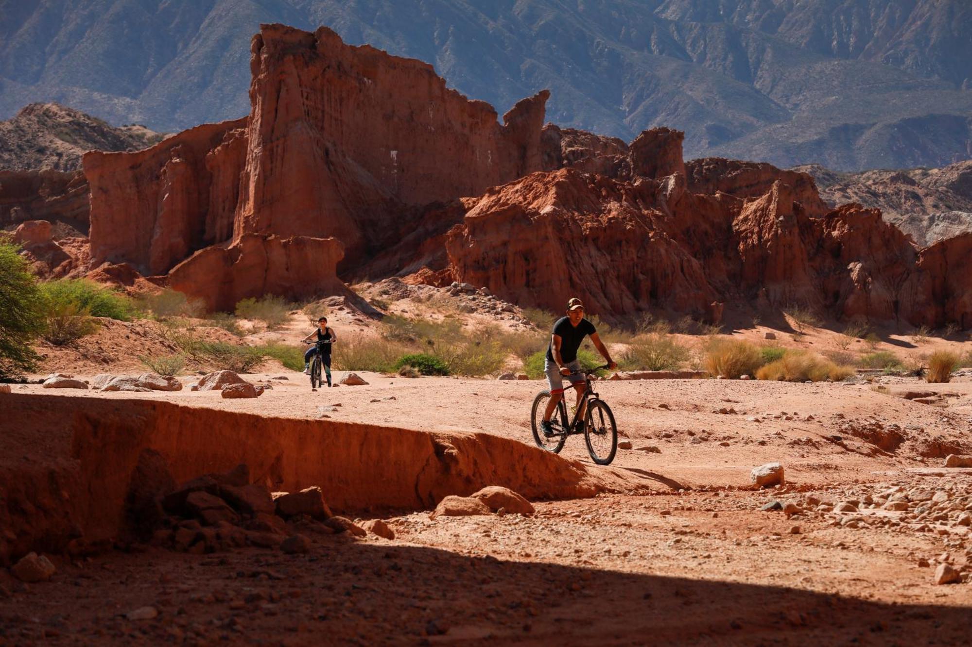Hotel Grace Cafayate Exteriér fotografie Biking at the Grand Canyon