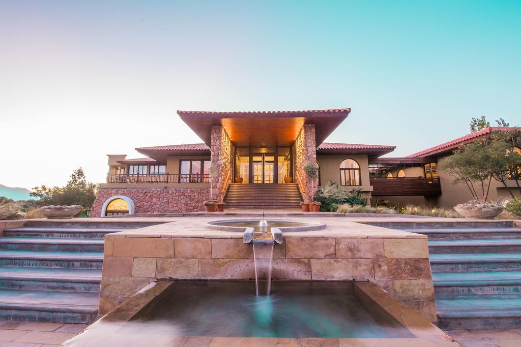 Hotel Grace Cafayate Exteriér fotografie Fountain at the entrance of the hotel